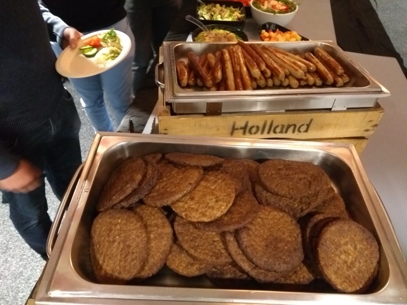 Catering-Buffet-Bediening-Eten-Hamburgers-Bestek-Serviesgoed